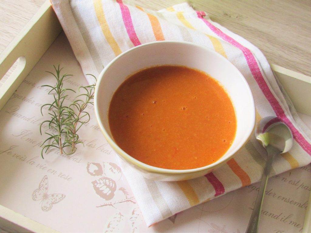 Szybka i pożywna zupa pomidorowa z ciecierzycą
